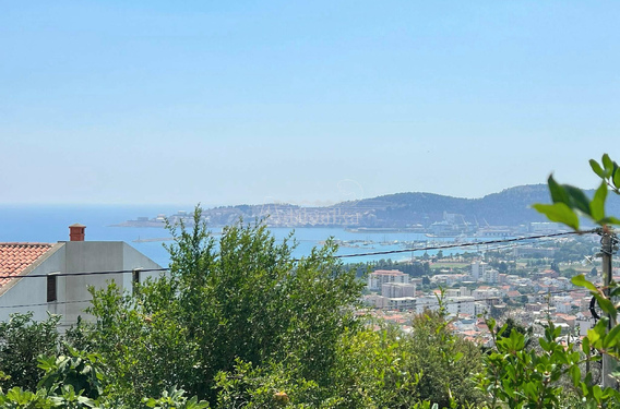 Участок в Шушани с небольшим домиком и видом на море - фото