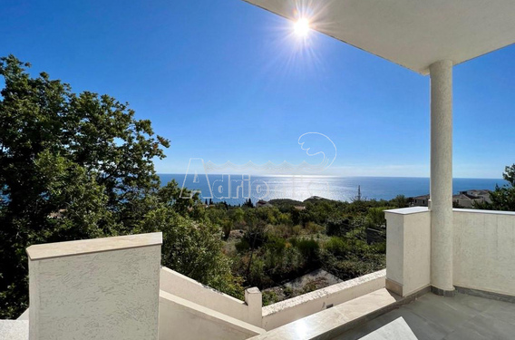 Просторная вилла с бассейном с отличным расположением в Близикуче - фото