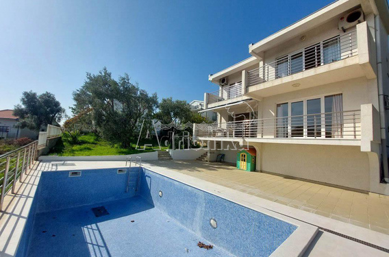 Большой семейный дом с видом на море - фото