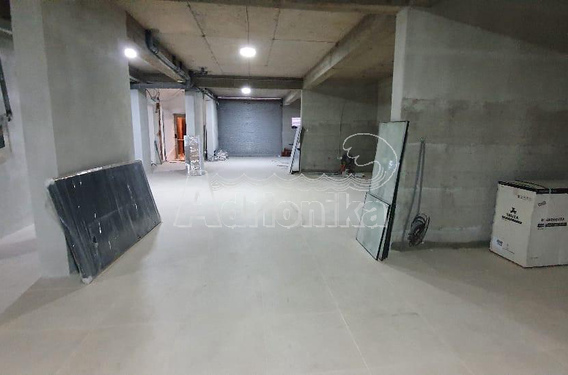 Коммерческое помещение на первом этаже здания, идеально подходящее под магазин, Петровац - фото