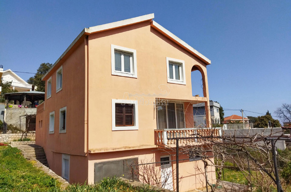 Дом с просторным участком, Утеха - фото