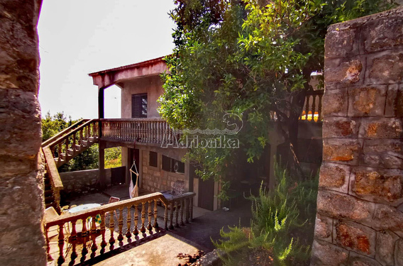 Интересный ансамбль из трех каменных домов под ремонт в Клинцах, Луштица - фото