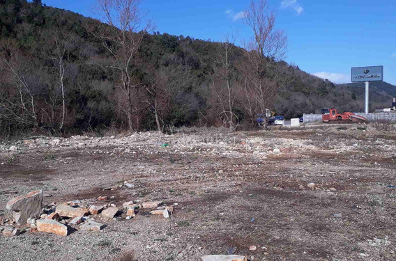 Отлично расположенный урбанизированный участок вдоль трассы Будва-Тиват - фото