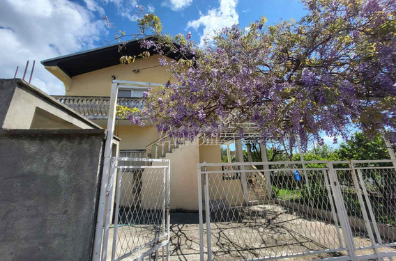 Двухэтажный дом с двумя отдельными квартирами недалеко от старого города, Бар - фото