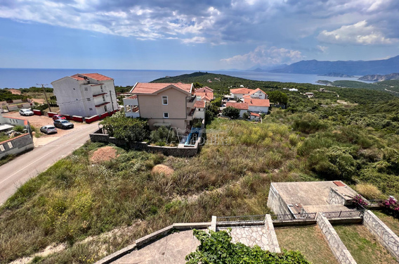 Просторный не урбанизированный участок в Кримовице с видом и всего в нескольких минутах от моря - фото