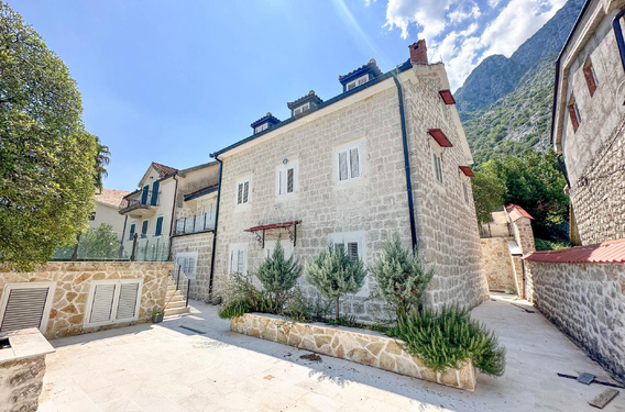 Изысканная каменная вилла на берегу моря в Люте - фото