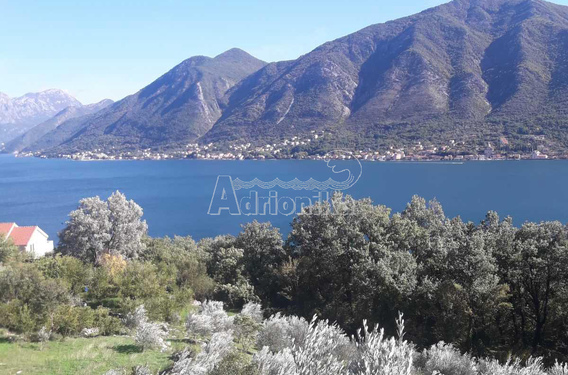 Большой, частично урбанизированный участок в самом центре Доброты, с прекрасным видом на море. - фото