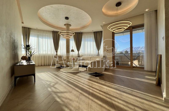 Роскошная трехкомнатная квартира в Будве, в привлекательном месте недалеко от моря. - фото