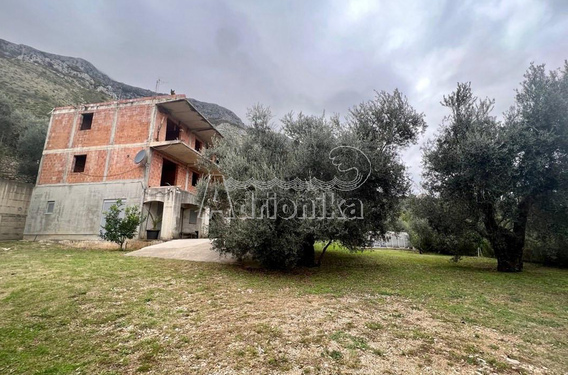 Урбанизированный участок с недостроенным домом и оливковой рощей, Река Реживичи - фото