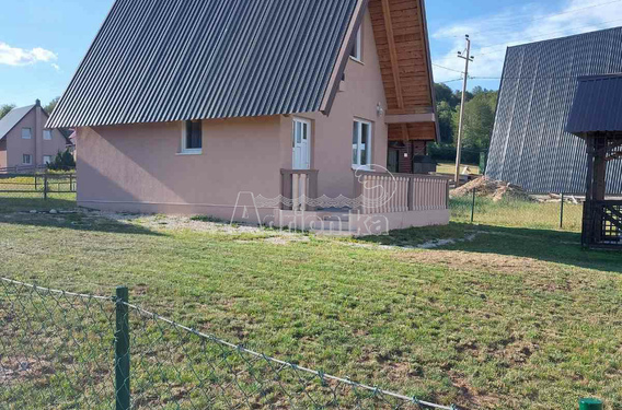 Дом в Жабляке в зеленом окружении - фото