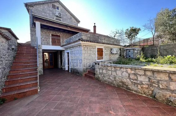 Отремонтированный старинный каменный дом в очаровательной деревне Маровичи, Луштица - фото