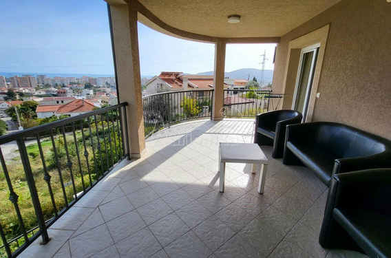 Двухэтажный дом с большим двором, недалеко от центра Бара - фото