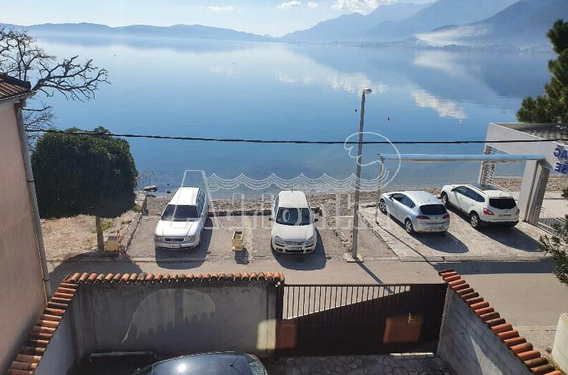 Два дома в Биеле в первом ряду от моря и песчаного пляжа - фото