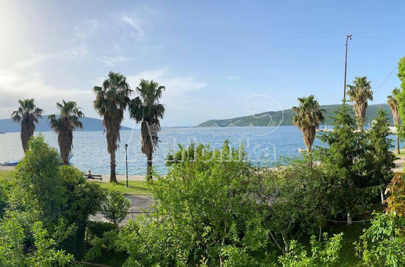 Трехкомнатная меблированная квартира в 20 метрах от моря, Зеленика - Херцег Нови - фото