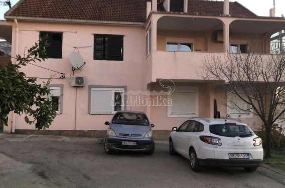 Небольшая квартира со своим двором и парковкой, Бар - фото