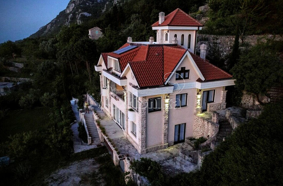 Просторная Вилла на престижной Будванской ривьере над Свети Стефаном - фото