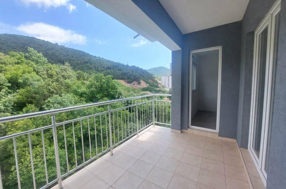 Квартира с тремя спальнями и тремя террасами и с гаражом в отличном месте возле Техномакс, Будва - фото