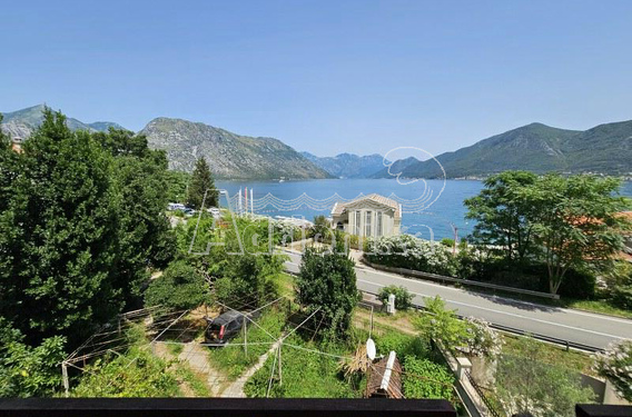 Отлично расположенный просторный участок под застройку в Доброте, во втором ряду от моря - фото