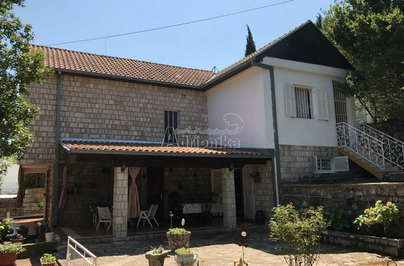 Семейный дом с просторным участком, в 900 м от моря, Бар, Сутоморе - фото