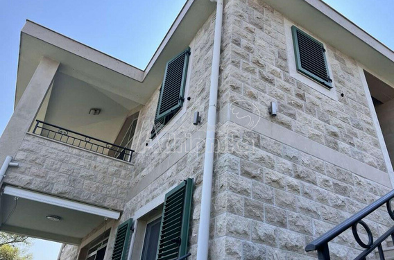 Продается просторная трехкомнатная квартира в Маричи, Тиват - фото