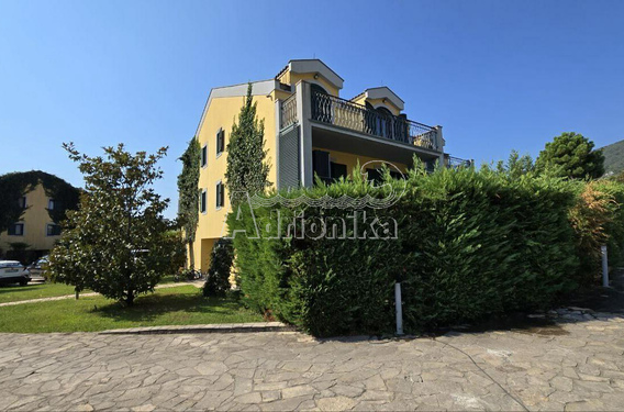 Таунхаус в клубном поселке с бассейном и своей закрытой территорией - фото