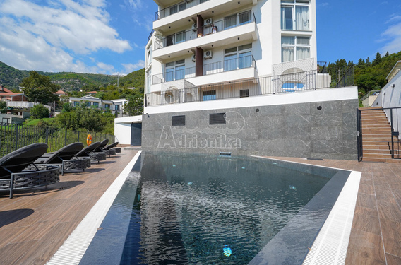 Светлая квартира с двумя спальнями в Тивате - фото