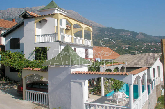 Просторный дом с бассейном в Дубраве, Добра Вода - фото