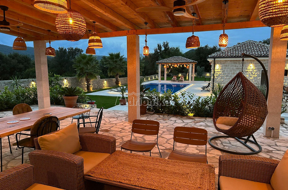 Тщательно отреставрированная каменная вилла в Радановичи с бассейном и просторным участком - фото