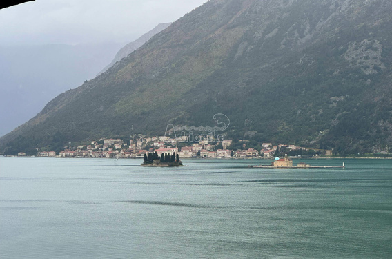 Прекрасная трехкомнатная квартира с гаражом на первой линии у моря, Костаница, Котор - фото