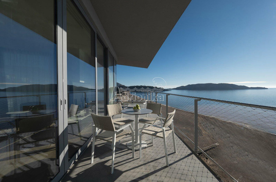 Кондо-отель в привлекательном месте на набережной, Бечичи - фото