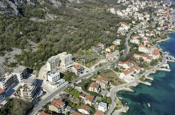 Просторный участок под застройку в самом сердце Доброты, в нескольких минутах ходьбы от моря - фото