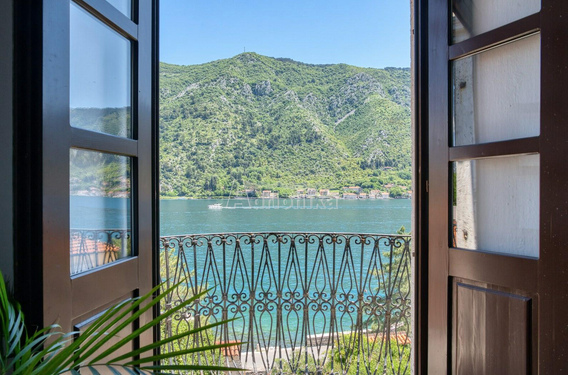 Эксклюзивное предложение! Трехкомнатная квартира в историческом дворце на первой линии у моря, Добро - фото