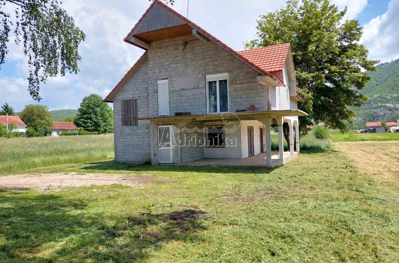 Дом с просторным участком в тихом районе Никшича - фото