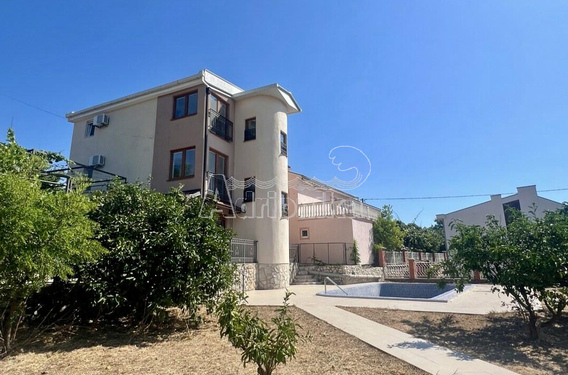 Просторный дом с большим участком и бассейном, Добра Вода - фото