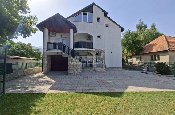 Дом с 5 апартаментами в привлекательном районе Колашина - фото