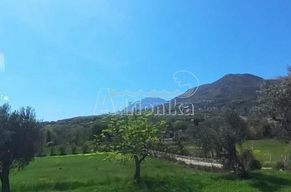 Участок со старым домом недалеко от центра города Бар - фото