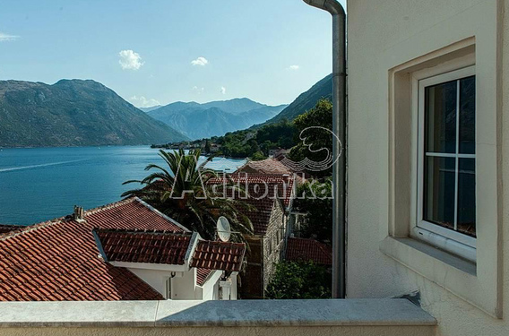 Kвартира в историческом каменном дворце с потрясающим видом на море, Прчань - фото