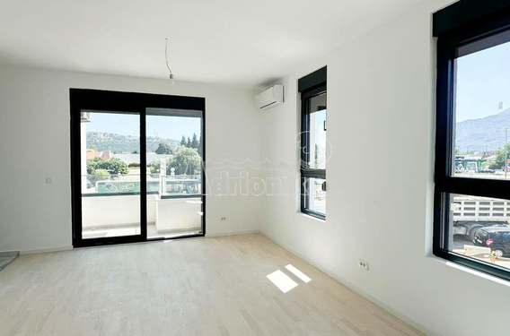 Новый жилой дом с квартирами разной площади в 600 м от центра, Бар - фото