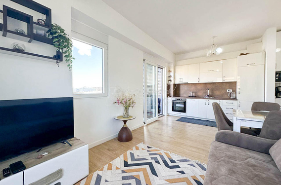 Однокомнатная квартира в Баре с частичным видом на море - фото