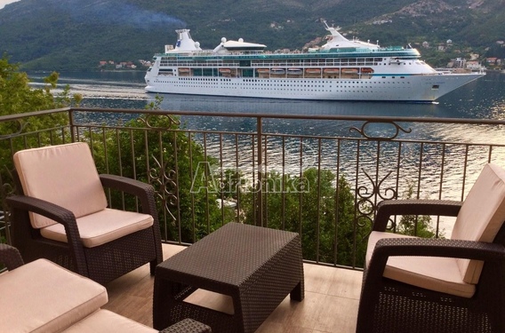 Замечательный современный дом в Лепетани - фото