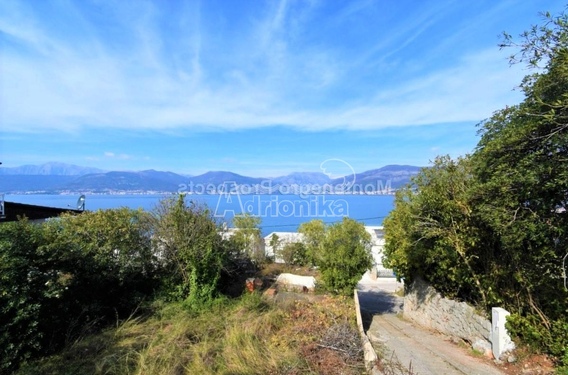 Участок в Крашичи в паре шагов от моря - фото