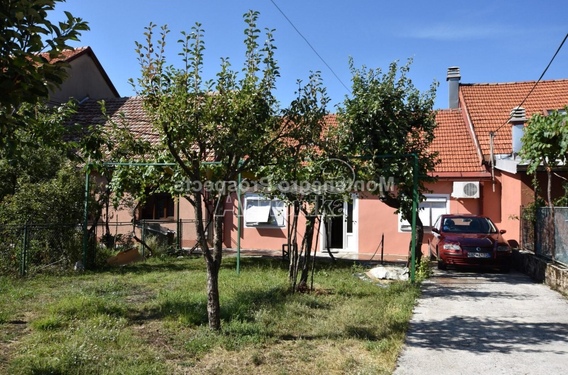 Дом с участком в Цетинье - фото