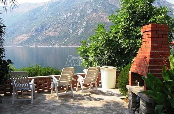 Дом на первой линии моря, Столив - фото