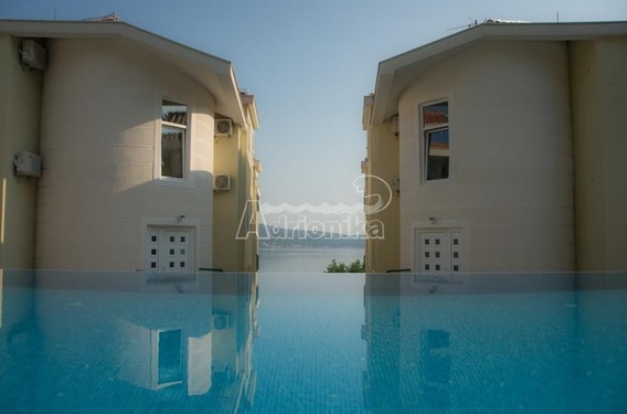 Квартиры в комплексе с бассейном, Биела - фото