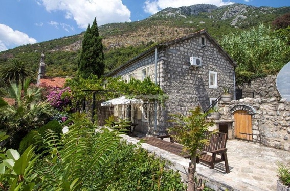 Очаровательный каменный дом в Перасте - фото