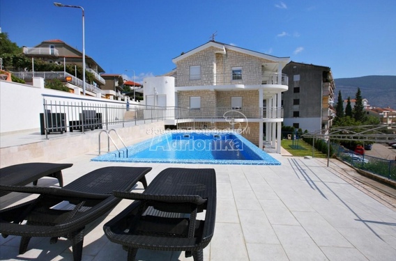 Большой дом в Игало - фото