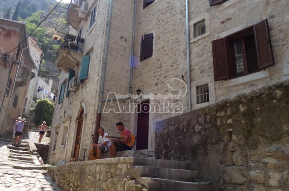 Каменное здание в Старом городе - фото