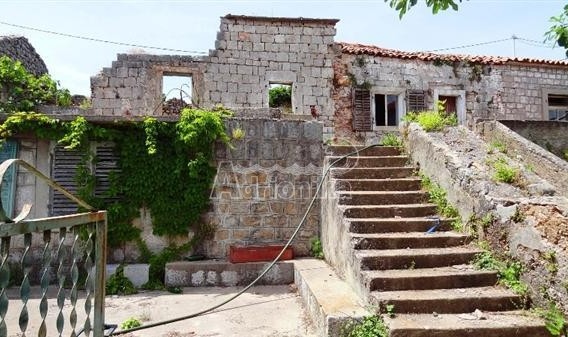 2 руины каменных домов с фантастическим видом на море, Кримовицы - фото