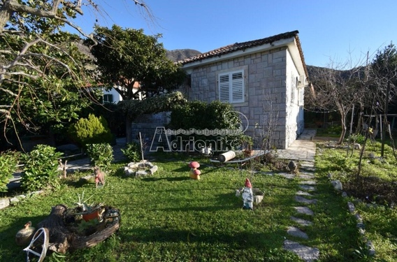 Уютный дом в Каменари, первая линия - фото