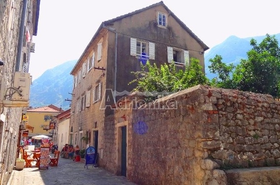 Традиционный каменный дом в Рисане, 30м до моря - фото